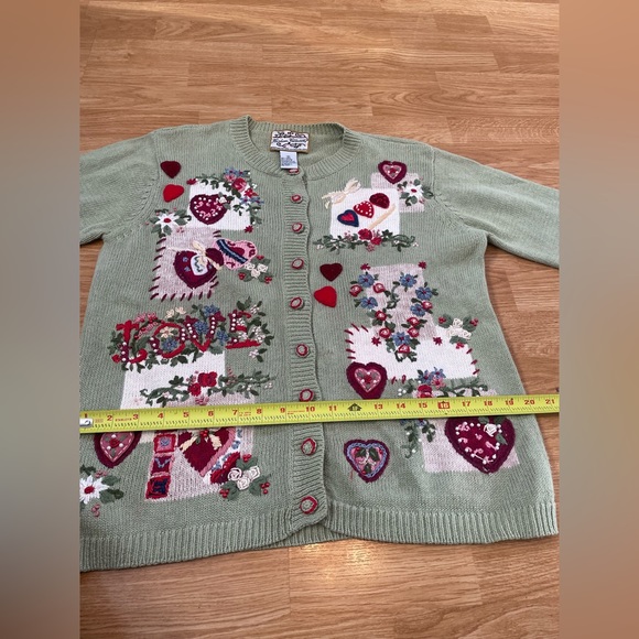 Women’s size small, embroidered, Valentine’s Day sweater, sage green - Picture 5 of 10